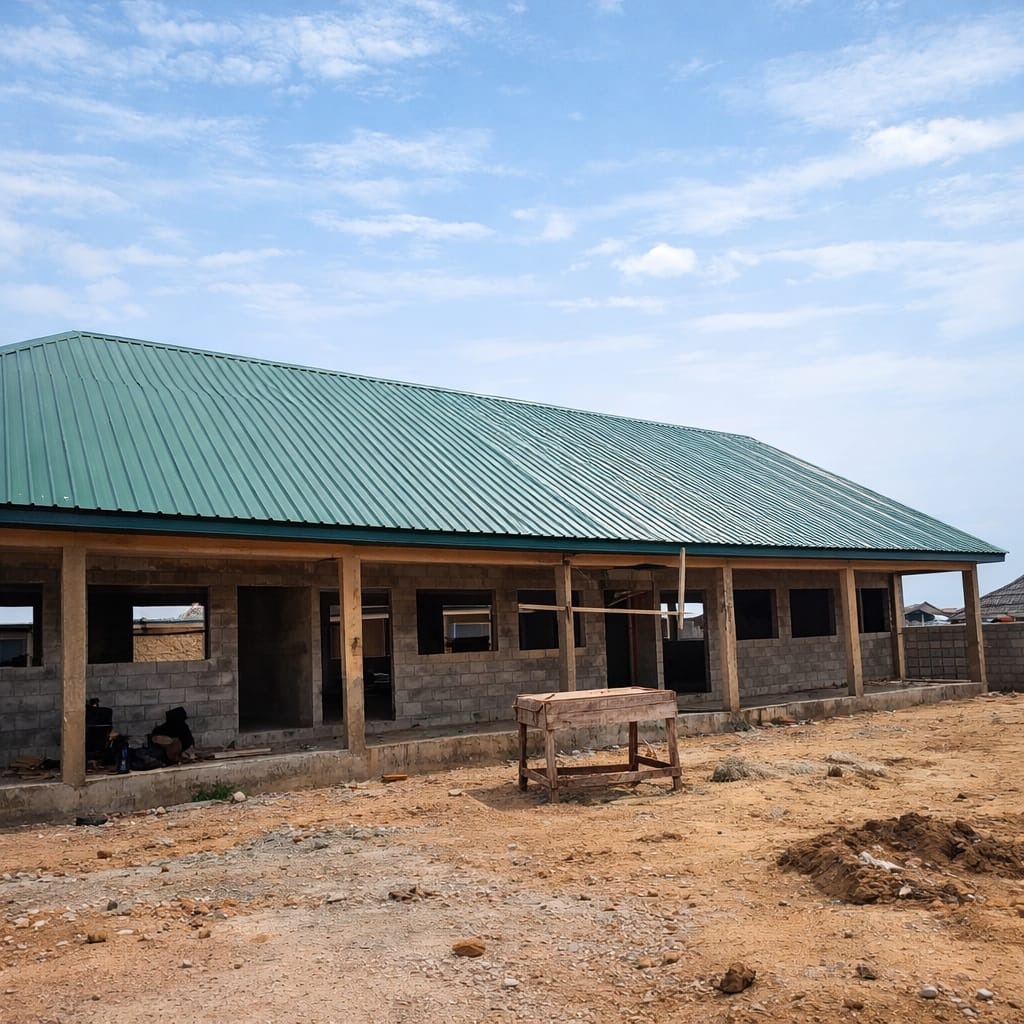 Long-span green roof over an open-sided hall